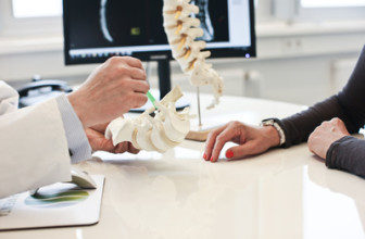 Die Dorn-Breuss-Methode: Eine Alternative für Rückenschmerzpatienten?